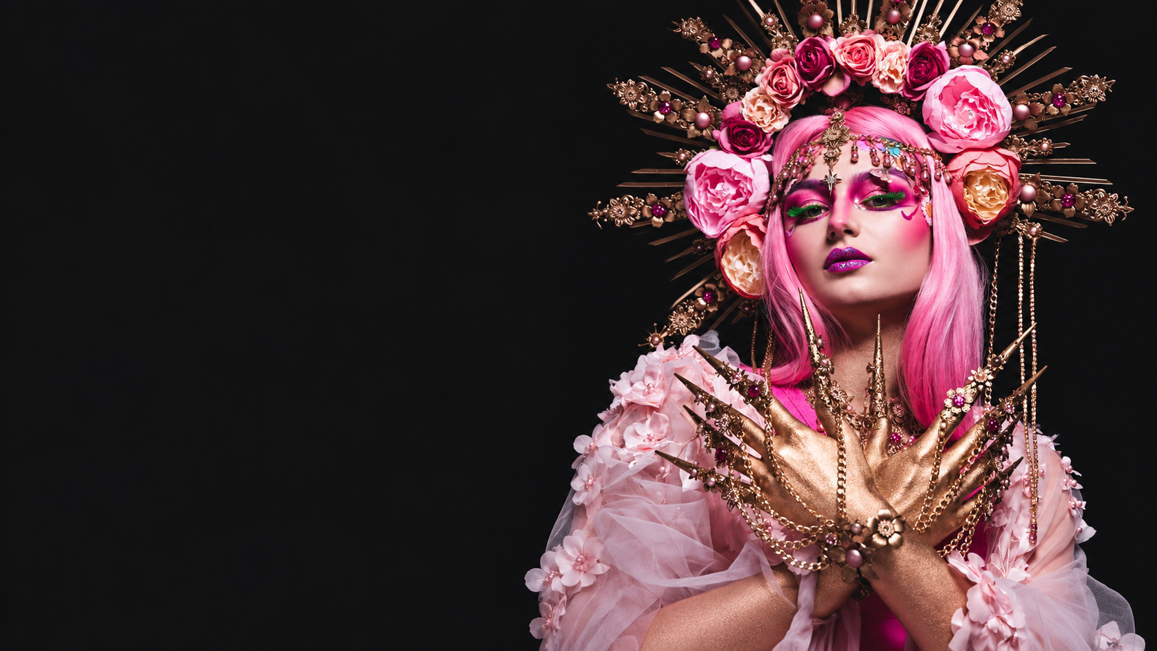 Annas kreatives Make-up mit pinkem Haar, Blumenkrone und goldenem Schmuck